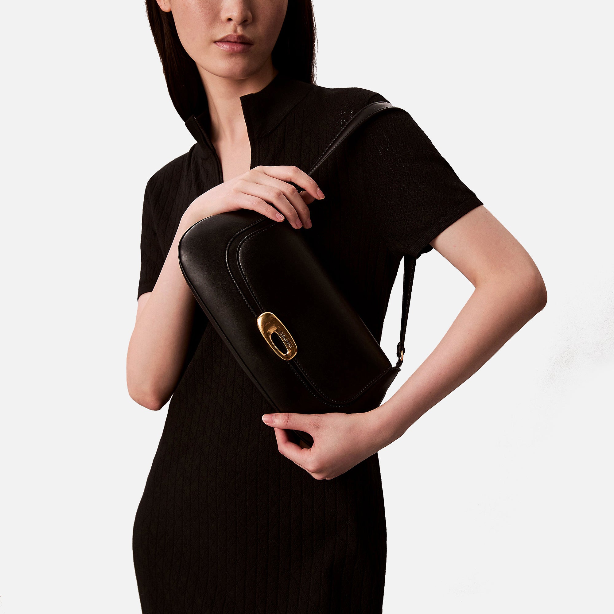 CALVIN KLEIN BORSA HARDWARE FLAP SHOULDER BAG